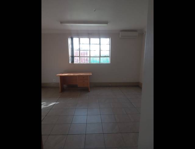 900M² BUILDING TO LET IN APEX